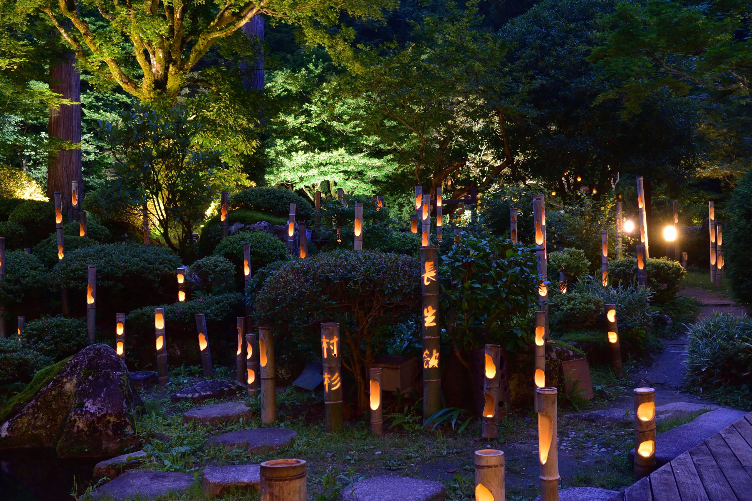 長生館 夏の風物詩「庭園竹灯り」作成中です♪