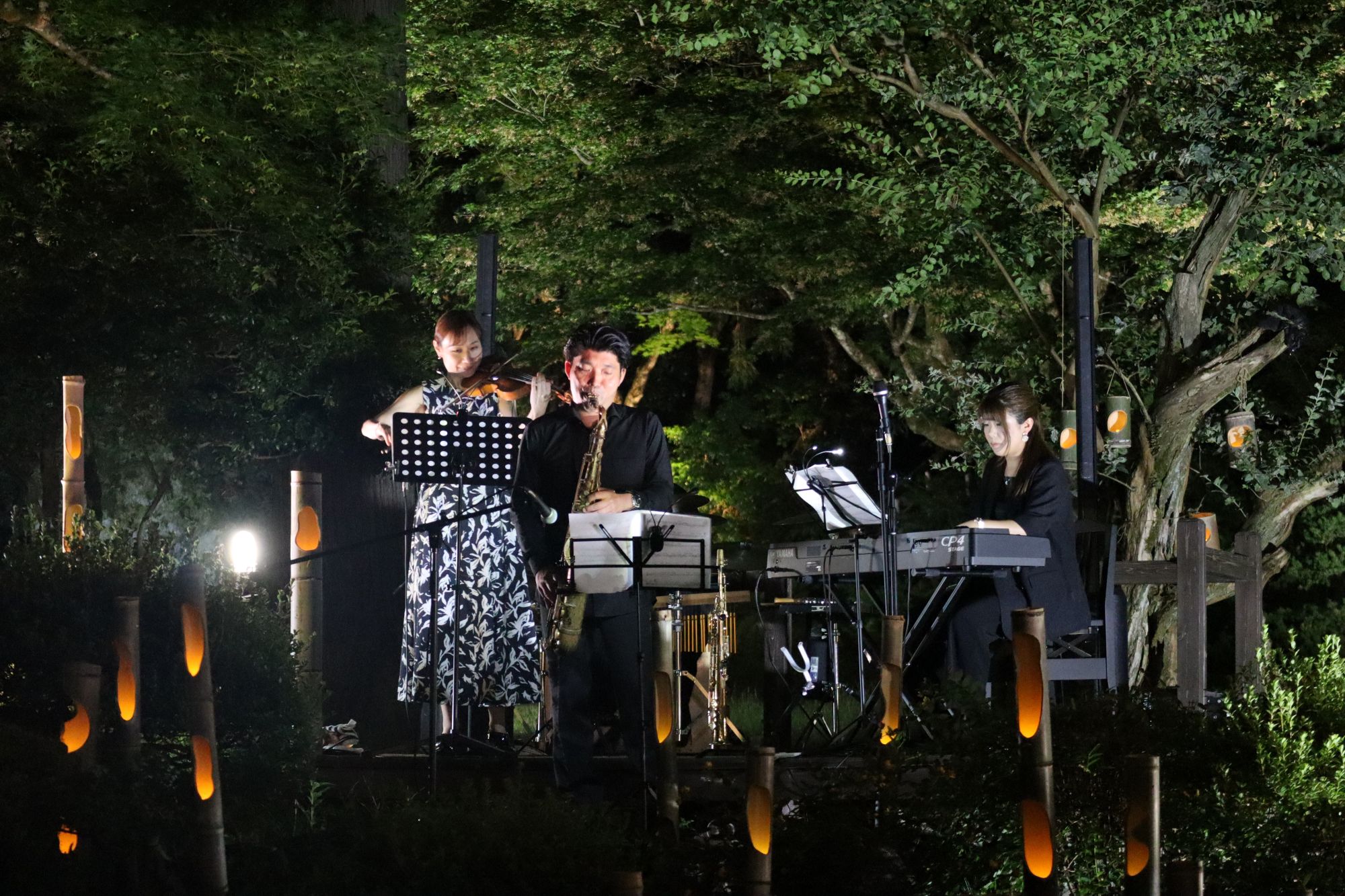 長生館の庭園で開催されるジャズライブの様子