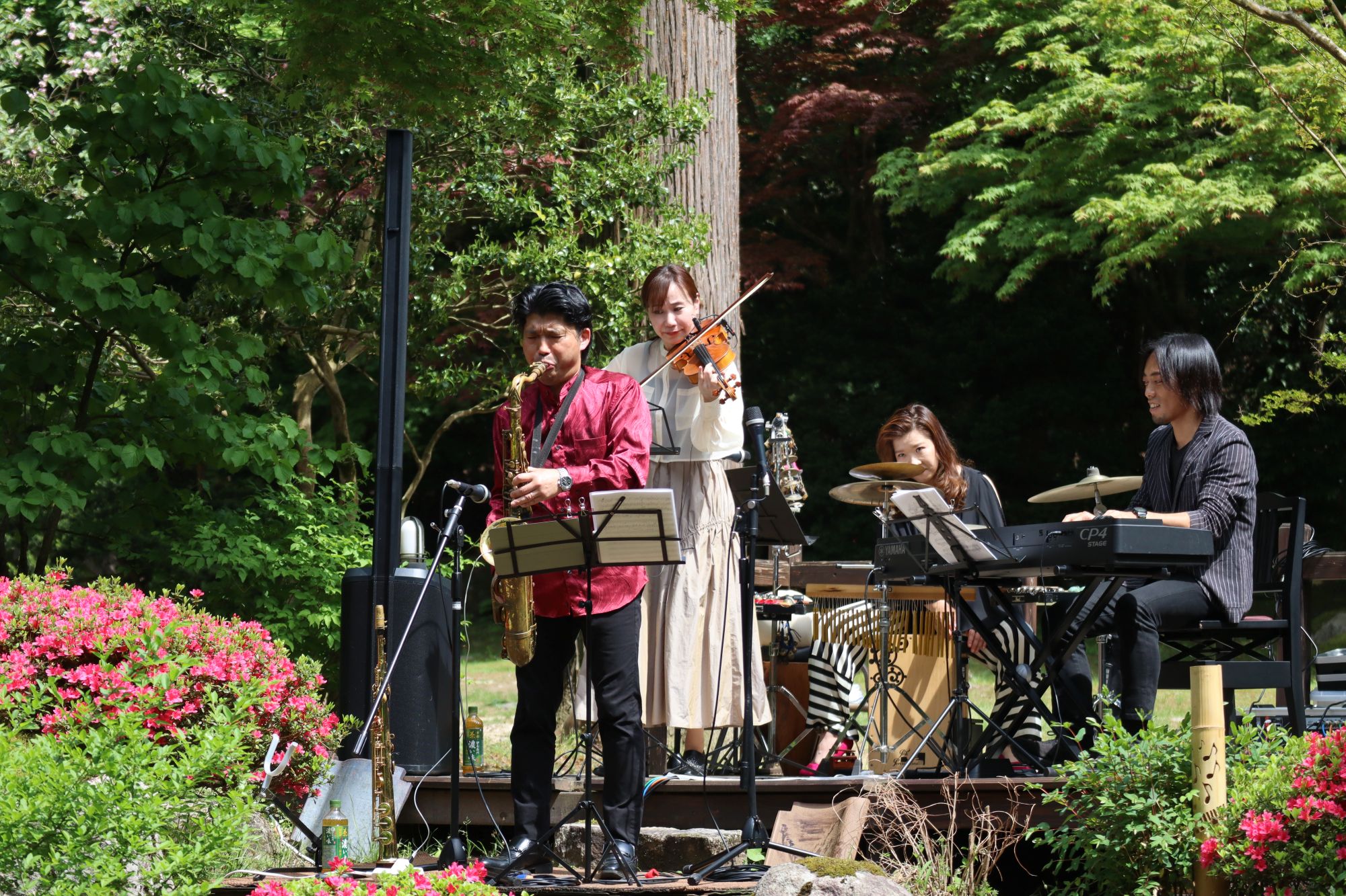 新緑の庭園をバックに演奏される美しいジャズライブ