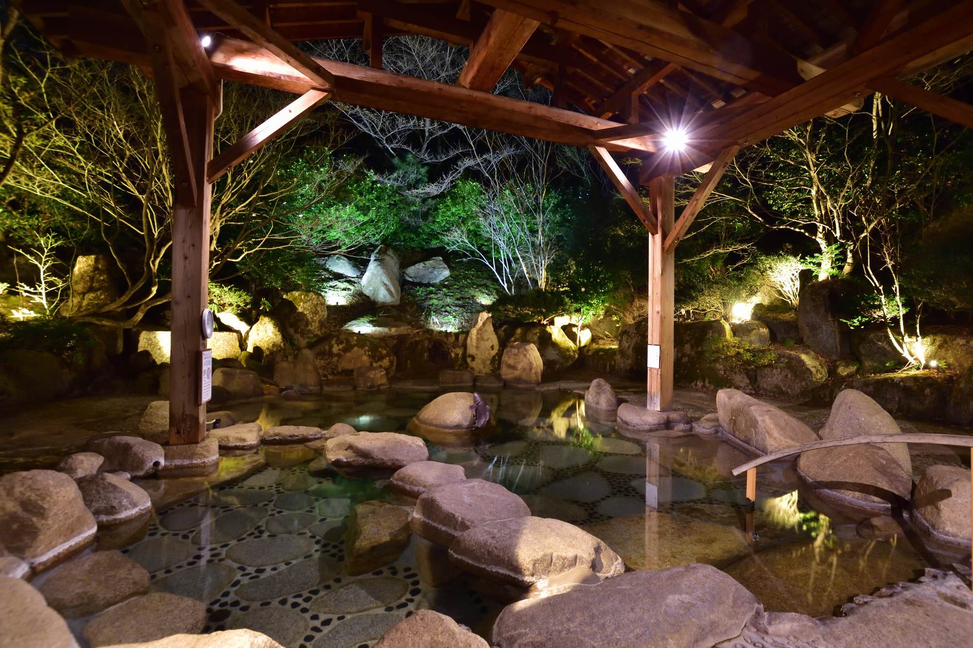 新しくなったライトアップの露天風呂