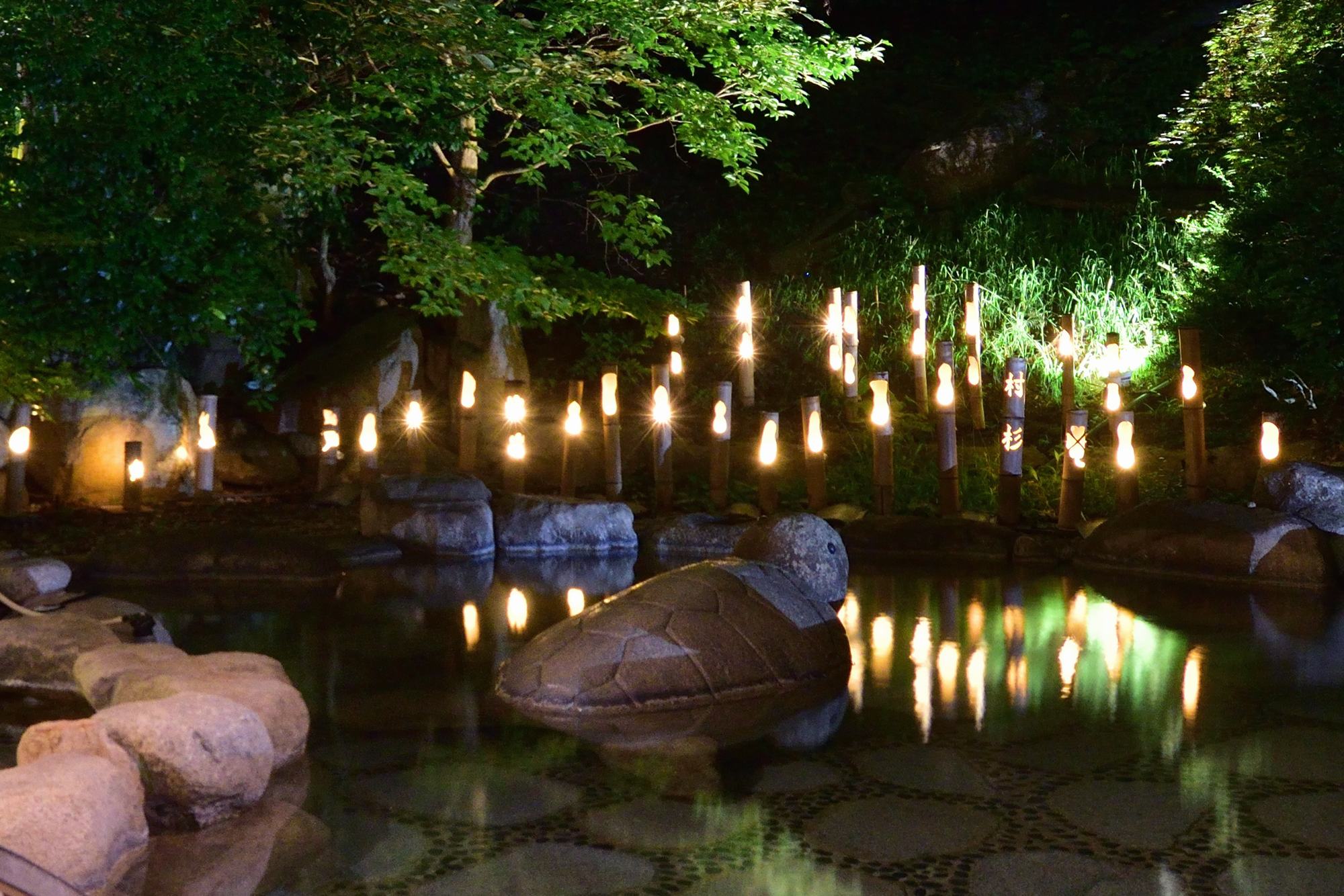 露天風呂の傍らで灯る温かな光