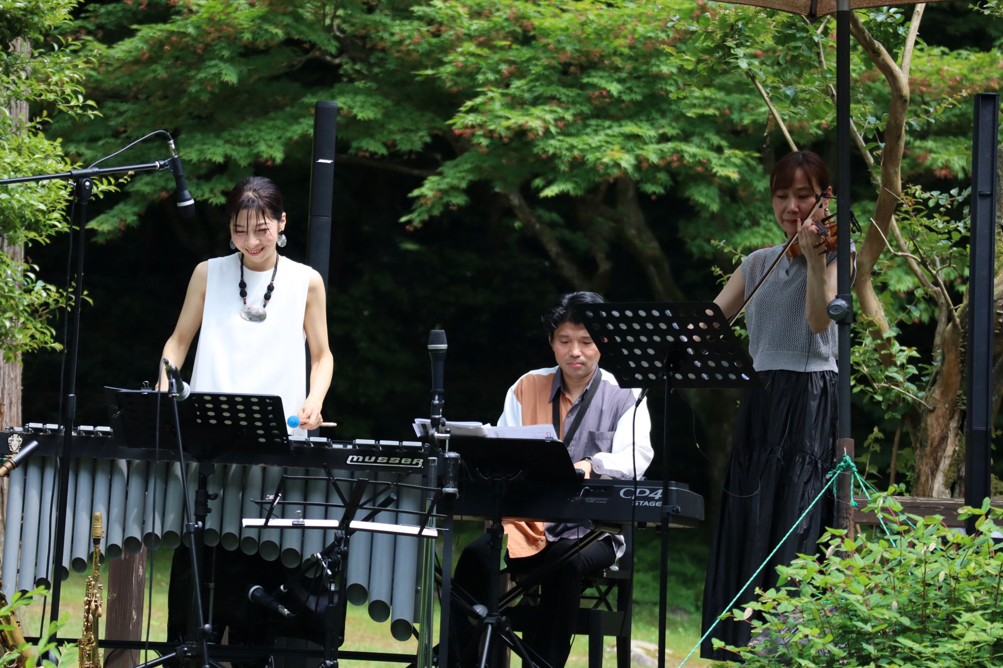 庭園ライブの様子