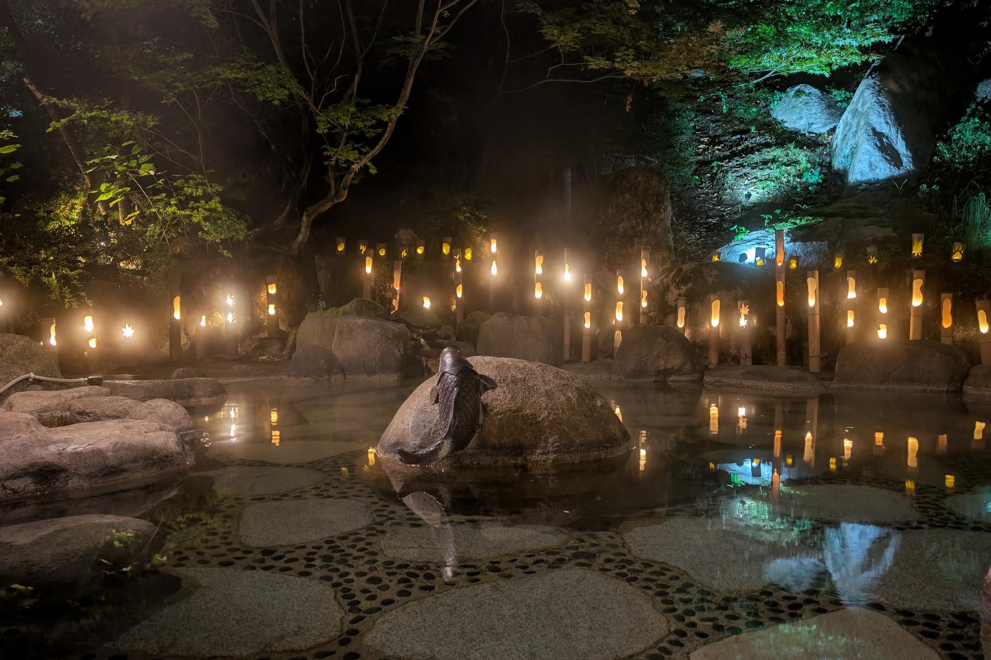 竹灯りに包まれた幻想的な露天風呂