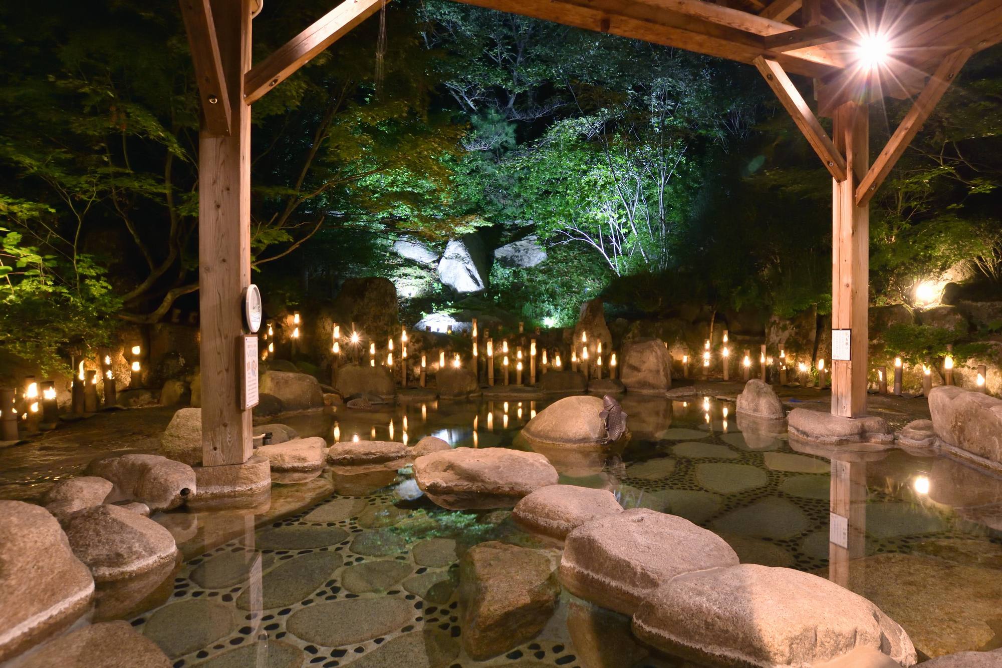 幻想的な光が水面に揺れる竹灯りの露天風呂