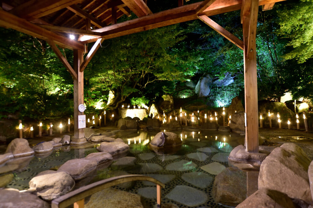 竹灯りが幻想的に灯る夜の大露天風呂