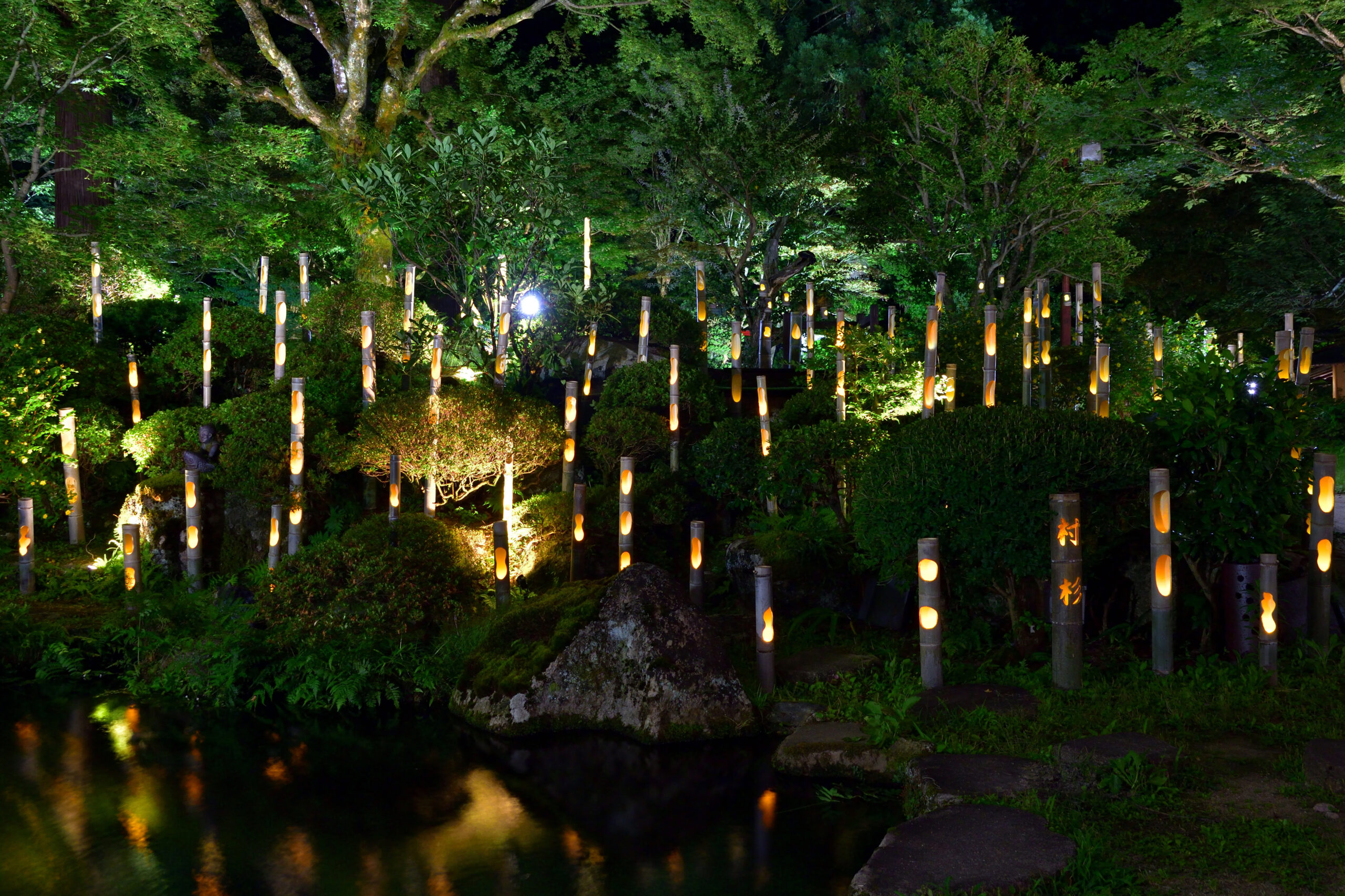 庭園を彩る竹灯りの光 2