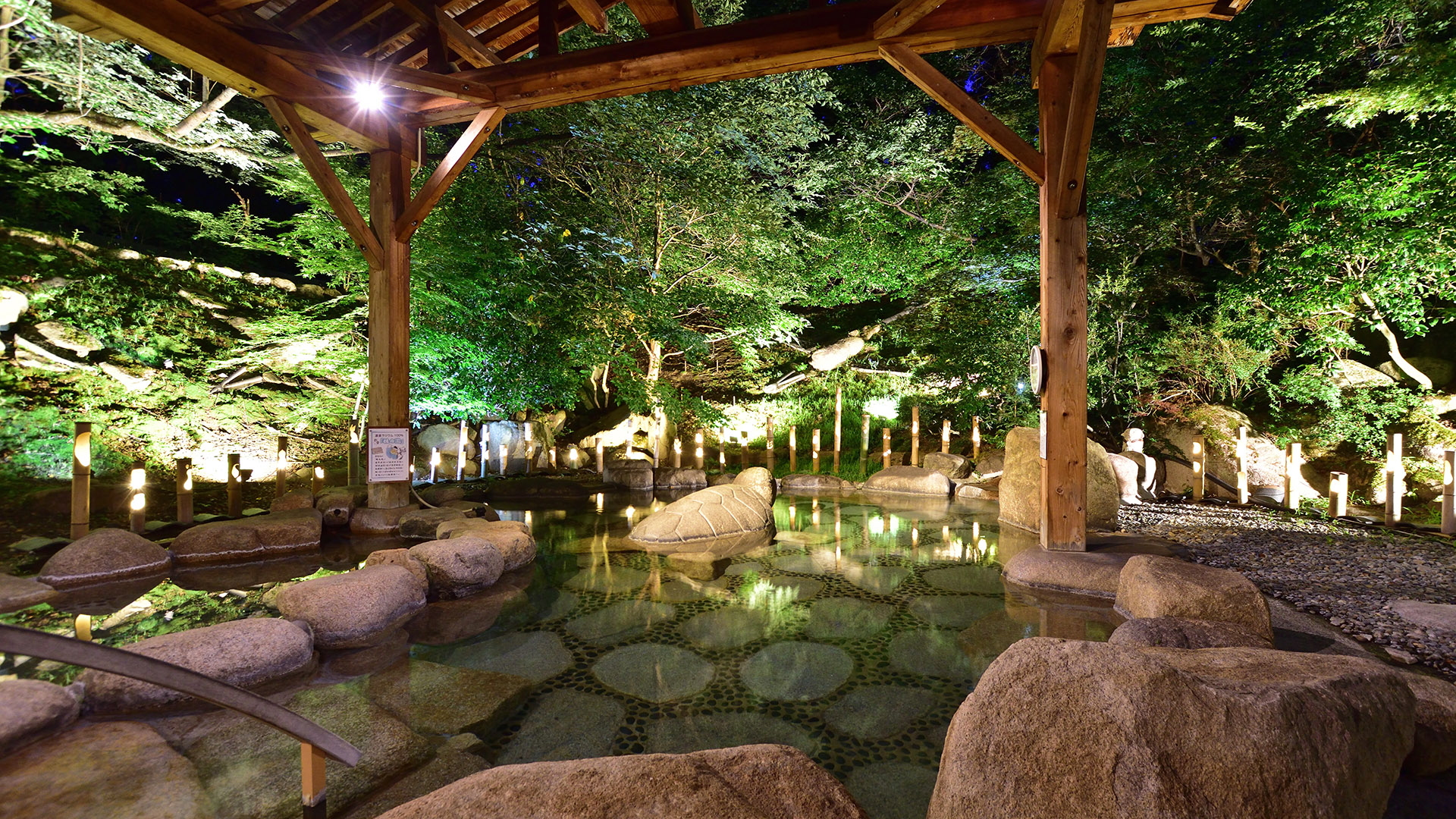 竹灯りが灯る夜の露天風呂